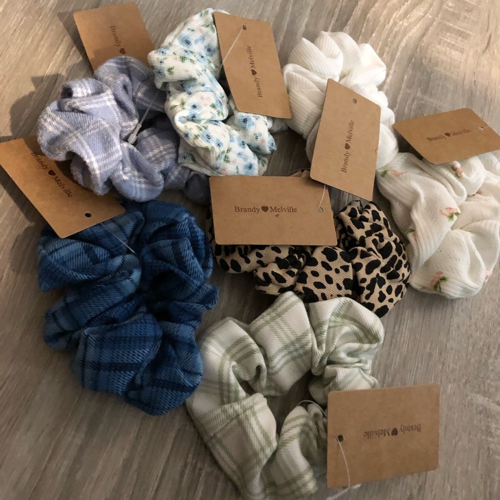 BRANDY MELVILLE SCRUNCHIE 💕